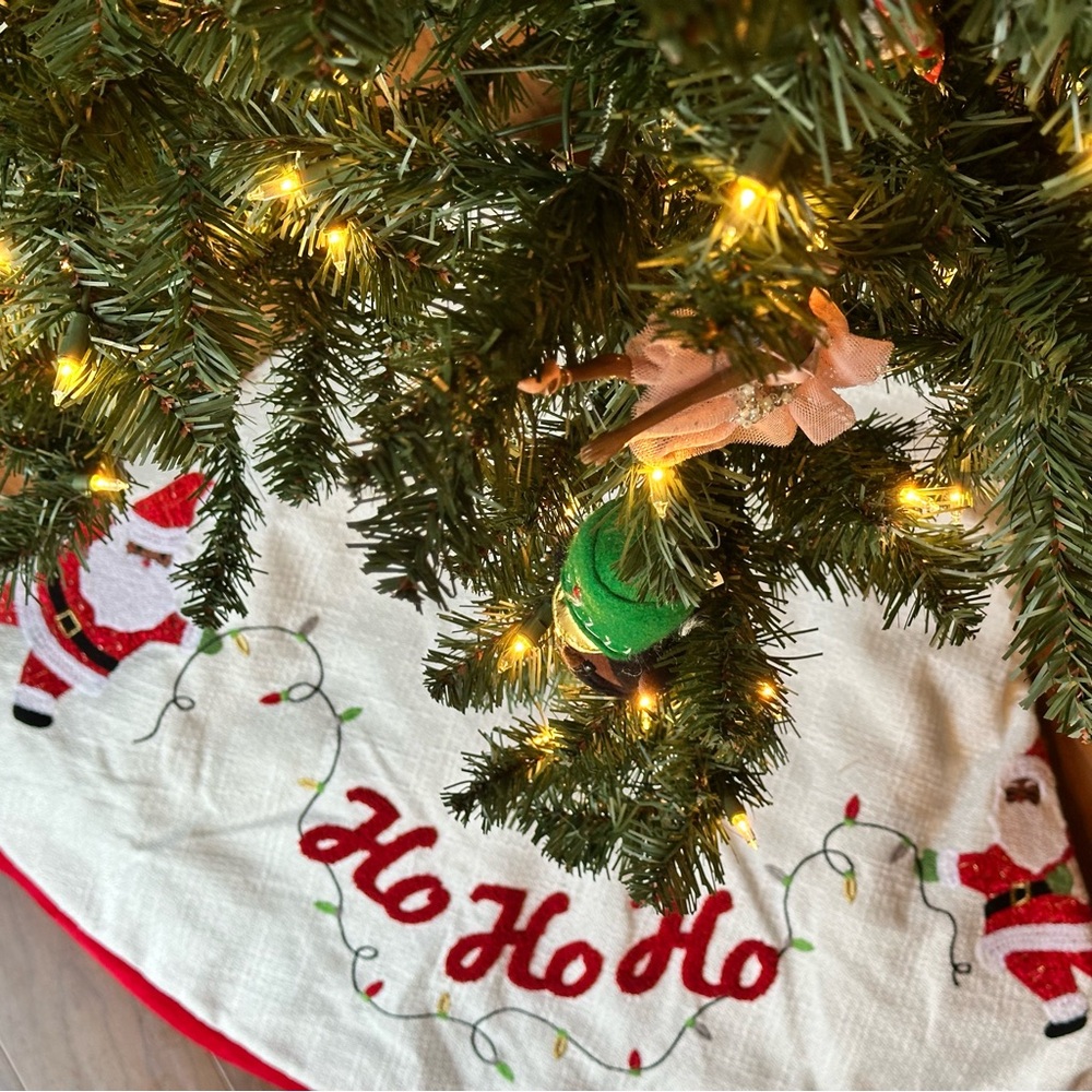Festive Christmas Tree Skirt with Black Santa Design
